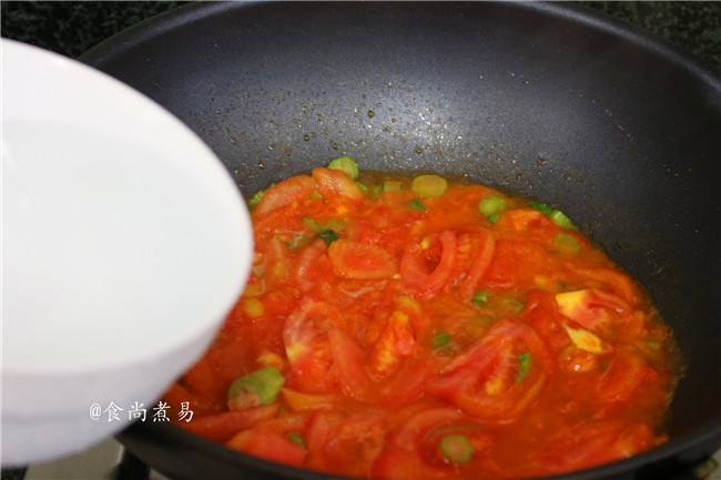 鸡蛋虾仁疙瘩面,倒入2大碗清水，遮上锅盖，大火煮至汤汁浓郁