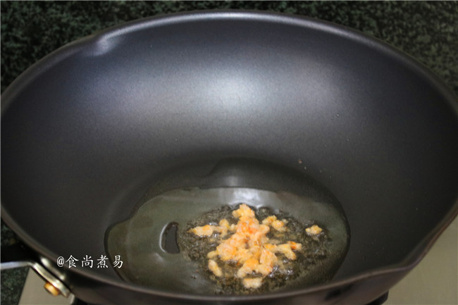 鸡蛋虾仁疙瘩面,热锅，倒入适量油，将虾仁煸炒片刻