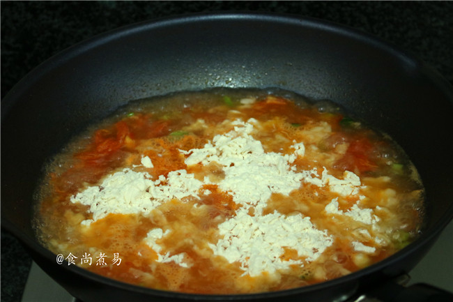 鸡蛋虾仁疙瘩面,锅中的汤汁沸腾时，将面絮均匀地撒在上面，用锅铲轻轻拌一拌面疙瘩，继续大火煮片刻
