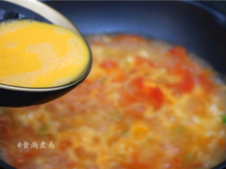 鸡蛋虾仁疙瘩面,煮至面疙瘩没有硬心，熟透，将蛋液均匀撒在上面，不要着急翻动面糊，让蛋液稍微煮片刻