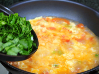 鸡蛋虾仁疙瘩面,　撒上蔬菜叶子，搅拌均匀