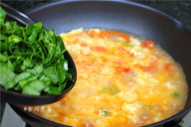 鸡蛋虾仁疙瘩面,　撒上蔬菜叶子，搅拌均匀