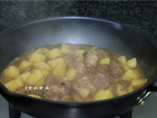 面豉酱土豆炖排骨,打开锅盖，煮至汤汁收干