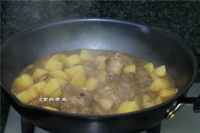 面豉酱土豆炖排骨,打开锅盖，煮至汤汁收干