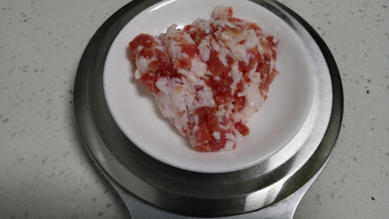 香煎藕饼,<a style='color:red;display:inline-block;' href='/shicai/ 414'>猪肉</a>用刀剁碎。