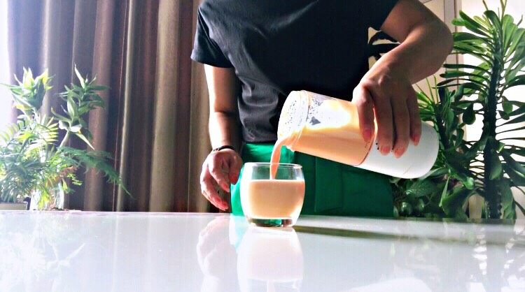 牛奶胡萝卜汁,3、拧上榨汁机盖。双击启动按钮，40秒自动停止后，为了让胡萝卜更细腻，重新启动按钮再榨一遍。装杯。