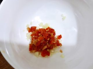 剁椒红油拌皮蛋,碗里加入蒜末和剁椒