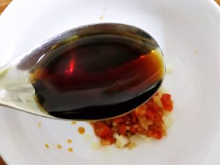 剁椒红油拌皮蛋,加入海鲜酱油