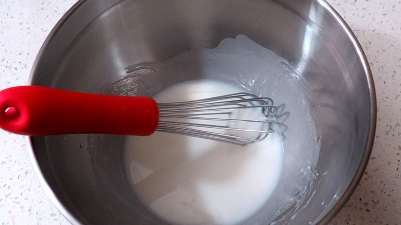 酸甜好滋味【梅子酱波点蛋糕卷】,先做蛋黄糊。分离蛋黄、蛋白，蛋白可以先放冰箱里冷藏备用。玉米油倒入容器中，再倒入全脂牛奶，用蛋抽将两者混合均匀