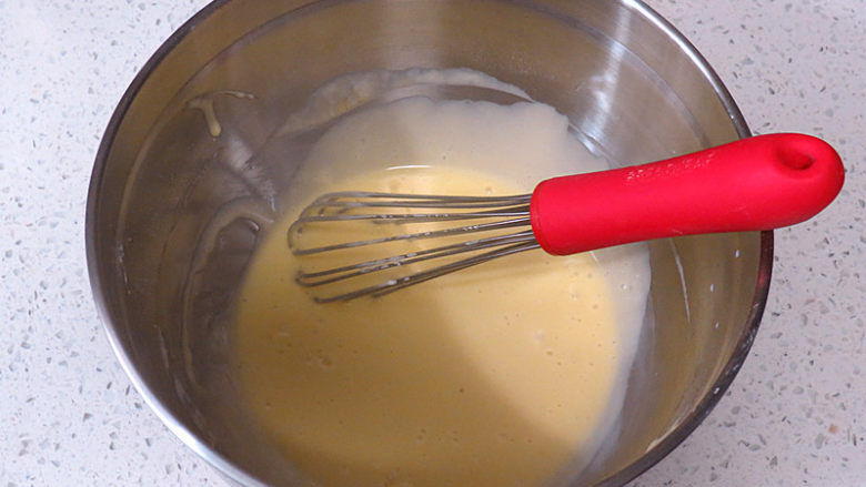 酸甜好滋味【梅子酱波点蛋糕卷】,然后加入蛋黄，用蛋抽画一字搅拌均匀，搅至细腻无颗粒的蛋黄糊备用