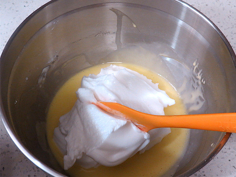 酸甜好滋味【梅子酱波点蛋糕卷】,取1/3蛋白霜放入蛋黄糊中，用刮刀快速翻拌均匀
