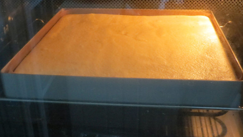 酸甜好滋味【梅子酱波点蛋糕卷】,放入烤箱，上下管170度，烤20-25分钟，时间自己掌握，用手按蛋糕糊表面，没有流动感和沙沙声