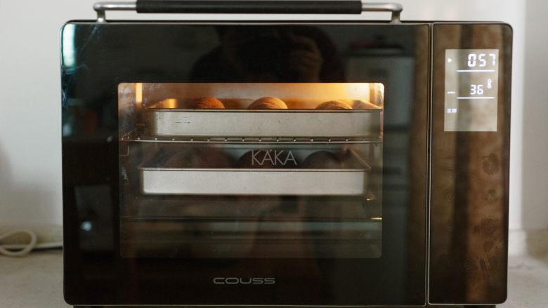 巧克力麻薯软欧包,放入烤箱进行二发，温度为36-38度，时间为40-60分钟，发至2倍大小