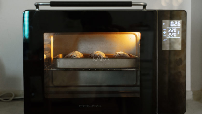 巧克力麻薯软欧包,放入预热好的烤箱中层，220度烘烤8分钟后，转160度，烘烤16分钟