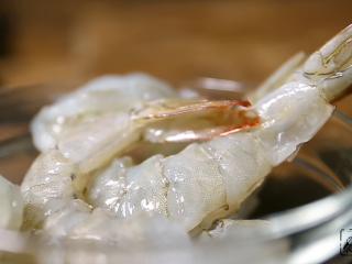 这样的一碗虾仁炒饭，你想吃么,虾去头去皮去虾线，全部清理好备用