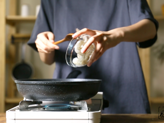 这样的一碗虾仁炒饭，你想吃么,锅内少许油，放蒜和虾仁。