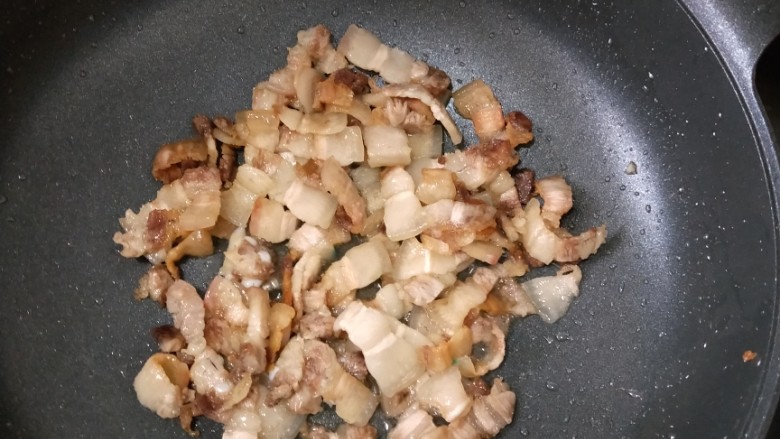 蒜苗豆豉五花肉,一直煎至五花肉有点焦黄，然后倒出多余的猪油。