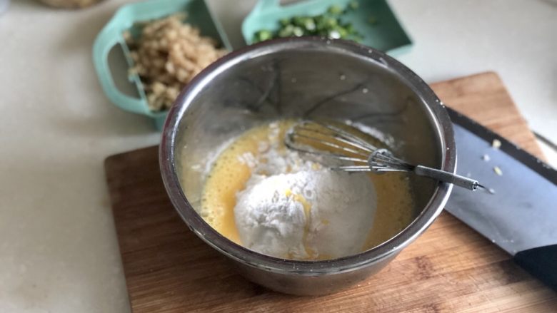 快手早餐系列➕小香葱萝卜干鸡蛋饼,把蛋液加入面粉盆中