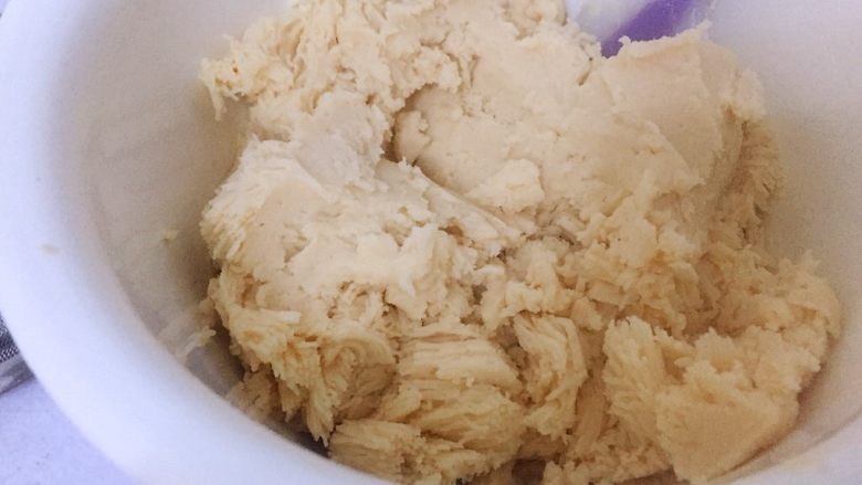 自制桃山皮月饼,将豆泥用筛网过一遍筛，使豆泥更加细腻，我用的就是平时筛粉的筛网