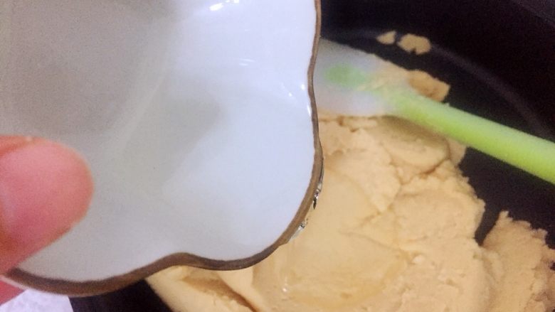 自制桃山皮月饼,当豆沙已经开始不太粘锅，并且轻微聚团的状态加入玉米糖浆接着炒