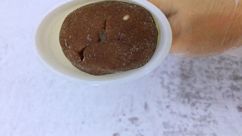 自制桃山皮月饼,根据自己的模具把饼搓成适合的形状，放到模具中，可以不用涂粉，刷油，基本是不沾模具的