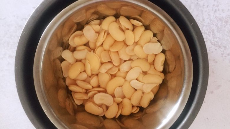 自制桃山皮月饼,将豆瓣沥干水分放入容器中，高压锅隔水加热40分钟，如果你的豆瓣泡发是1:1那么不需要加水，如果你的豆子400克泡发后750克，那么在豆瓣中加50克水，总之就是干豆跟泡好的豆子要1:1的比例就可以。