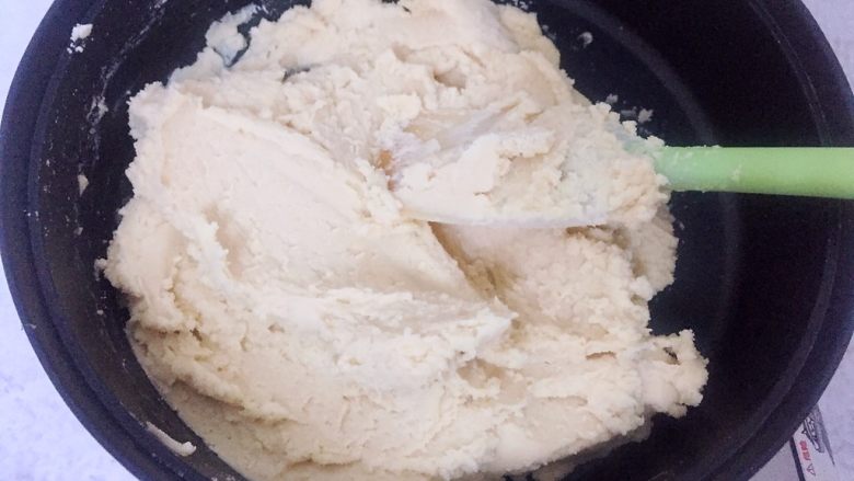 自制桃山皮月饼,加入奶粉后在没有开火的状态下，将豆沙与奶粉拌均匀到无干粉状态开小火炒