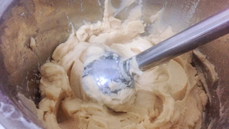 自制桃山皮月饼,将蒸好的豆瓣用料理机打成泥，绞打的过程中如果太干不好操作可以多次少量加水，记得水加的越少越好，因为之后还要炒馅，加的少，会省很多事
