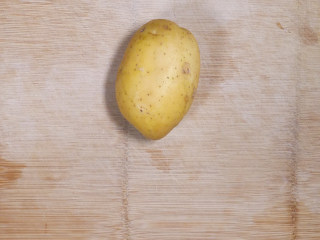 土豆泥（宝宝辅食版本）,土豆一个（最好选用面土豆）。