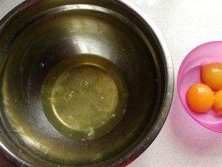 清新薄荷绿纸杯蛋糕,首先把蛋清蛋黄分离在两个无水无油的干净容器中备用。
