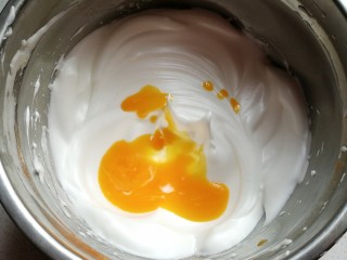 清新薄荷绿纸杯蛋糕,再把蛋黄一颗一颗分次加入到蛋白霜中，用电动打蛋器搅打几下，使蛋黄和蛋白充分混合均匀。