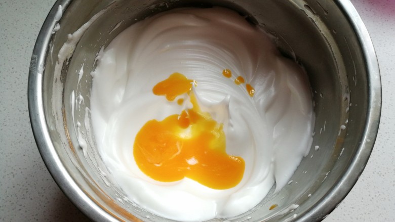 清新薄荷绿纸杯蛋糕,再把蛋黄一颗一颗分次加入到蛋白霜中，用电动打蛋器搅打几下，使蛋黄和蛋白充分混合均匀。