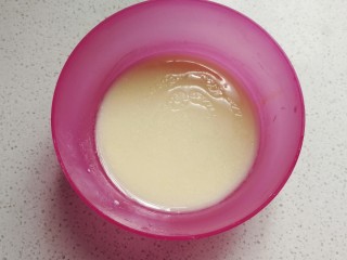 清新薄荷绿纸杯蛋糕,把玉米油和牛奶倒入小碗中，用手动打蛋器搅打至乳化状态。
