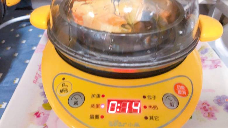 【宝宝辅食】鳕鱼黄金意面 ,南瓜上蒸锅蒸15分钟