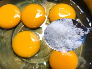 肉末炖蛋,加入1g盐，搅拌至融化