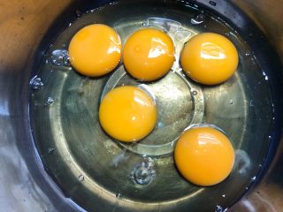 肉末炖蛋,把5个鸡蛋打入大碗里