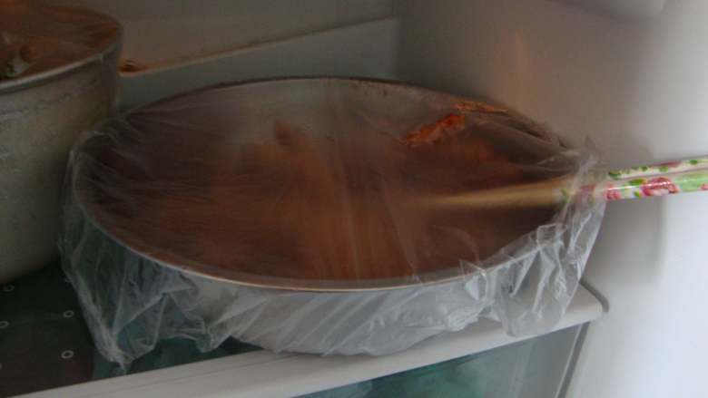 蒜香凤爪,盖保鲜膜冰箱冷藏腌制几天即可食用