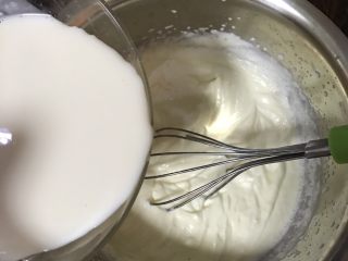 轻松熊慕斯蛋糕,牛奶液放凉后加入淡奶油中搅拌均匀