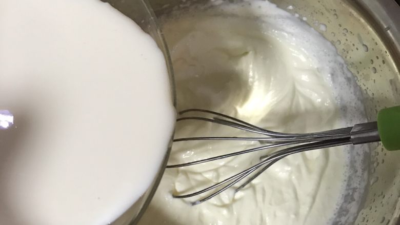 轻松熊慕斯蛋糕,牛奶液放凉后加入淡奶油中搅拌均匀
