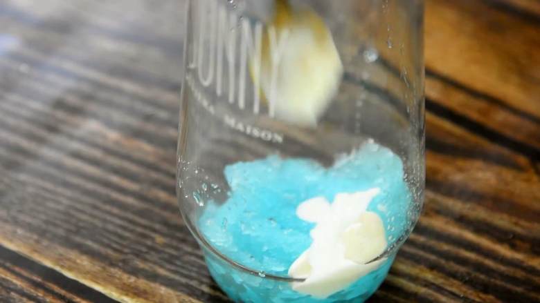 暴雨之后又见天明，让我们用这款蓝天白云碎碎冰来庆祝一下吧,杯中铺一层碎碎冰，再一层酸奶挂壁，一直到杯口。