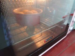 胡萝卜甜甜圈面包,甜甜圈面包烤好后温度保持不动将发酵好的芝麻面包放入烘烤，同样180度20分钟，中途上色可以加盖锡纸