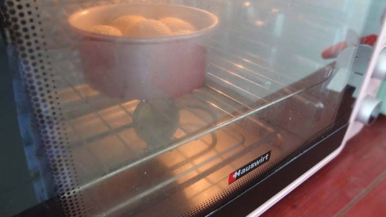 胡萝卜甜甜圈面包,甜甜圈面包烤好后温度保持不动将发酵好的芝麻面包放入烘烤，同样180度20分钟，中途上色可以加盖锡纸