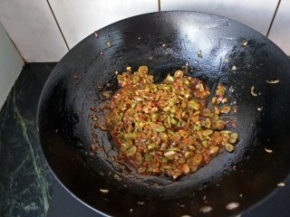 微波炉蒜香茄子,放入郫县豆瓣酱和豆瓣酱，放入耗油酱油蒜炒熟
