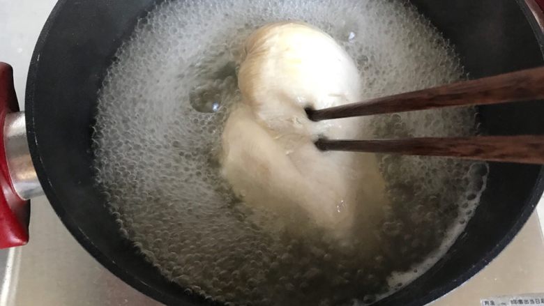 芽芽私房菜～凉拌鸡丝,筷子可以轻松的插入鸡胸肉，就说明已经熟了