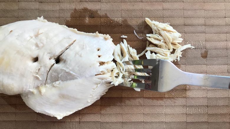 芽芽私房菜～凉拌鸡丝,冷却之后的鸡胸肉用叉子叉碎