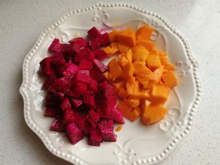 奥利奥水果奶油雪糕,先把水果处理一下，火龙果和芒果去皮，然后切成小方块，随意切下即可，不用切
那么方正哦。