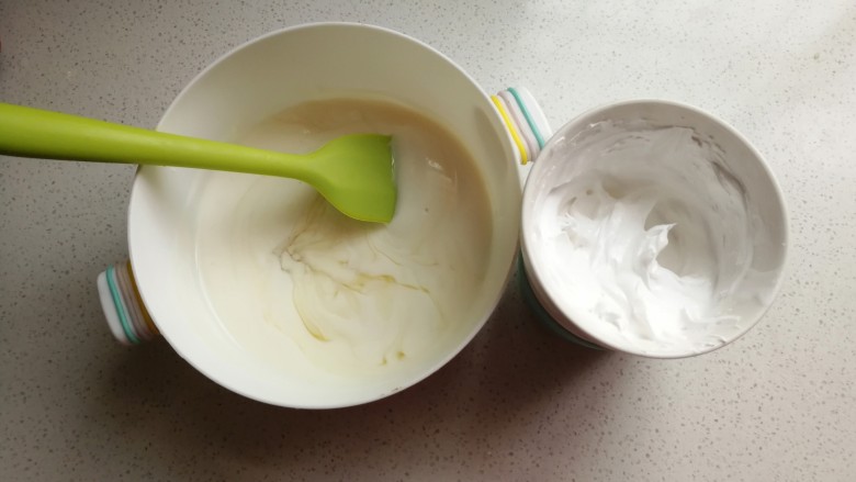 奥利奥水果奶油雪糕,接下来我们先把酸奶倒入容器中，依个人口味调入适量蜂蜜搅拌均匀，蜂蜜尽量多放一些，因为冷冻后口感不会那么甜，然后把淡奶油打发至七八成发。