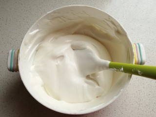 奥利奥水果奶油雪糕,再接着把打发的淡奶油倒入酸奶中，翻拌均匀。