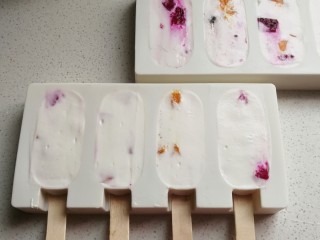 奥利奥水果奶油雪糕,再把拌好的酸奶用勺子填入雪糕模具中，然后轻轻震荡几下模具，让酸奶填满填实整个模具，最后用抹刀抹平表面放入冰箱冷冻过夜即可开吃咯！
