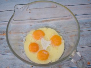 彩虹蛋糕卷,蛋黄中加入牛奶、玉米油、白糖拌匀
